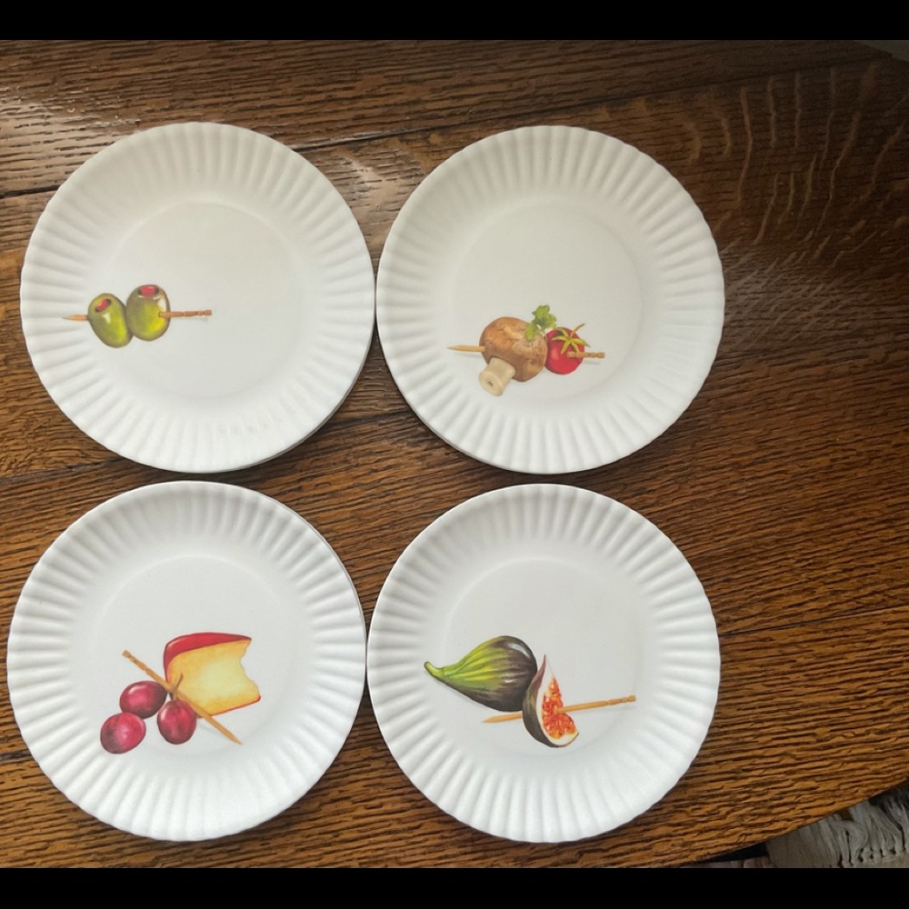One hundred 80 degrees melamine “Paper Plates”.